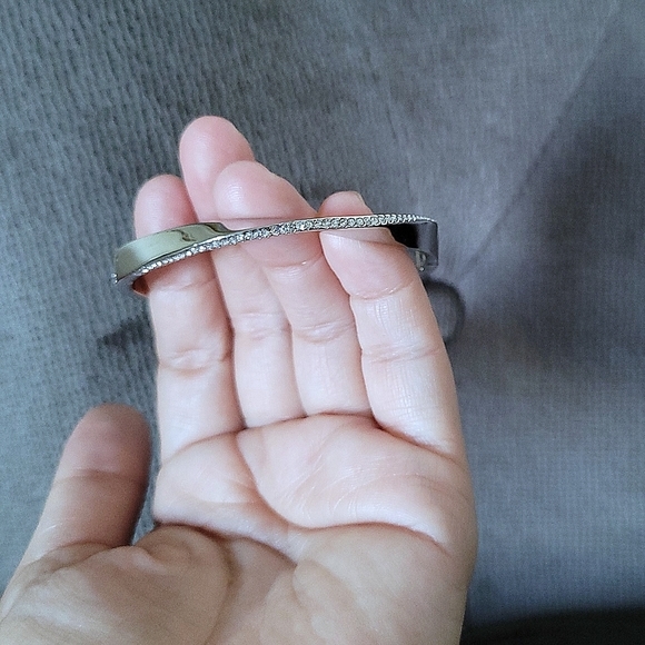 Kate Spade♠️ Silver🤍 "Do the Twist"🔀 Bangle Bracelet - NWT - Picture 2 of 15
